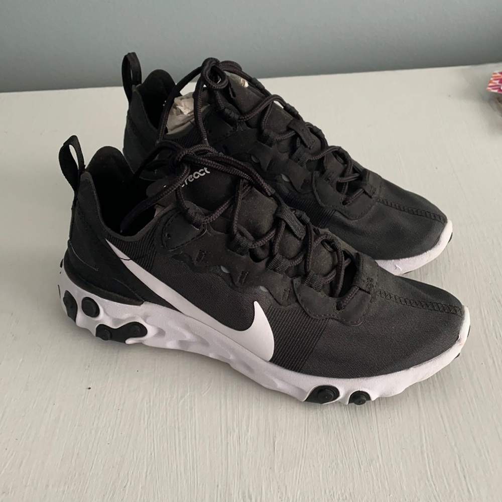 Nike Tennis Shoes